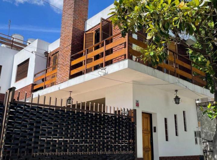 Casa · 206m² · 7 Ambientes · 4 Cocheras