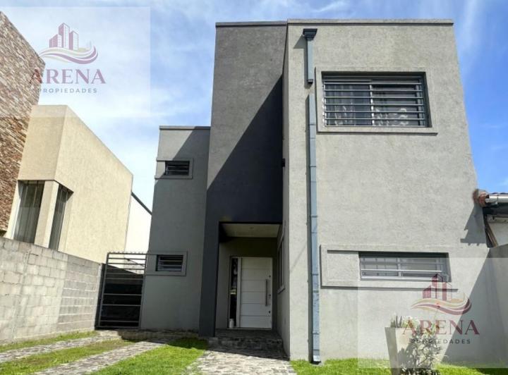 Casa · 98m² · 4 Ambientes · 2 Cocheras