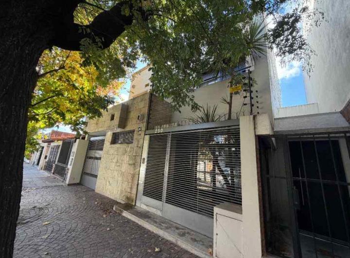 Casa · 320m² · 5 Ambientes · 1 Cochera