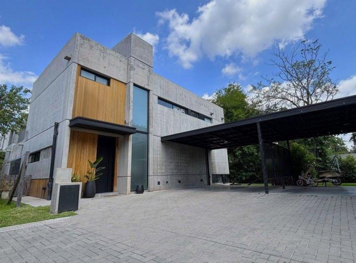 Casa · 190m² · 4 Ambientes · 3 Cocheras