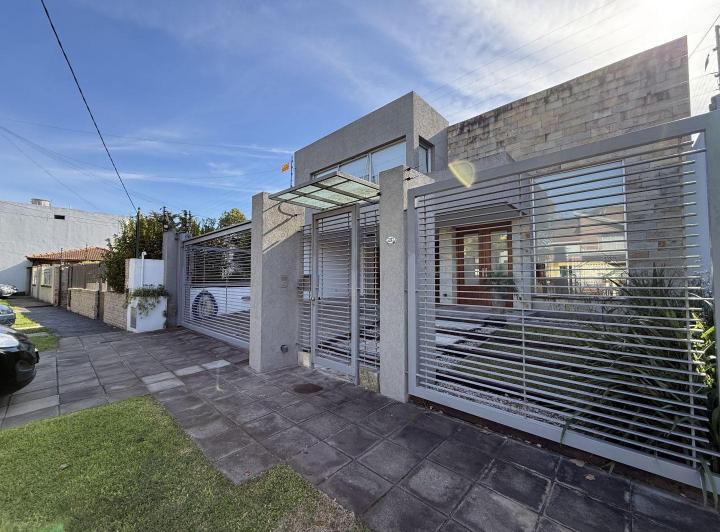 Casa · 194m² · 5 Ambientes · 2 Cocheras