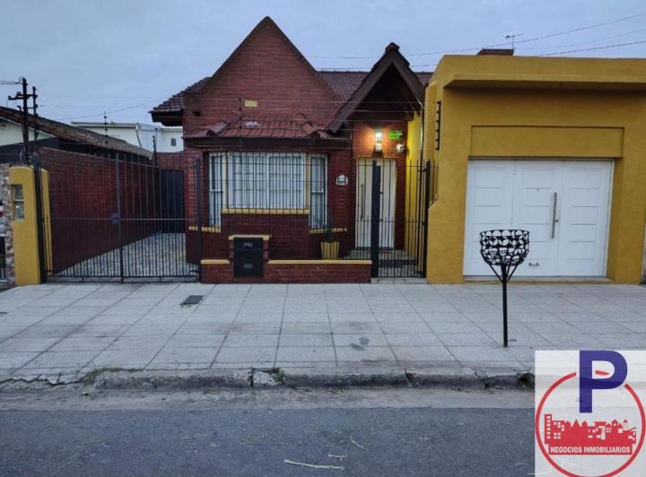 Casa · 300m² · 4 Ambientes · 2 Cocheras