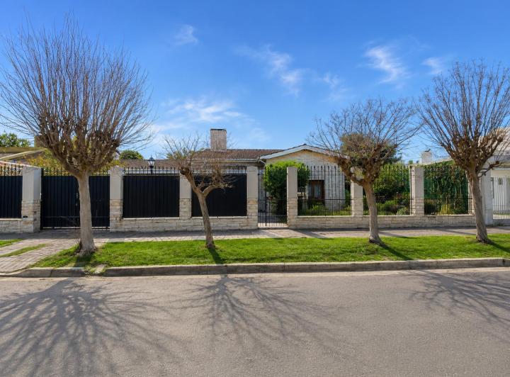 Casa · 200m² · 3 Dormitorios · 3 Cocheras