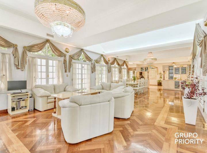 Casa · 700m² · 5 Ambientes · 6 Cocheras