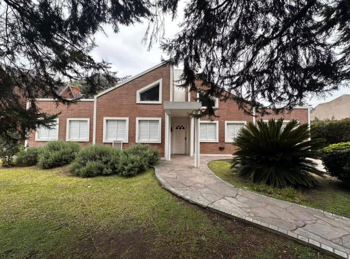 Casa · 250m² · 4 Ambientes · 2 Cocheras