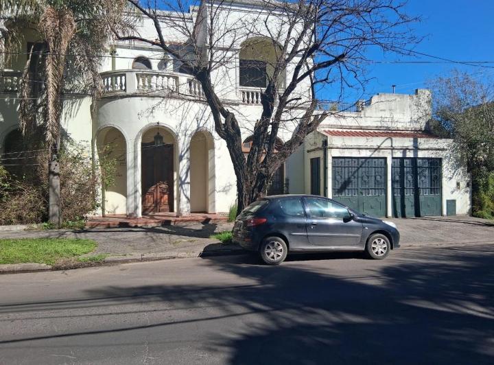 Casa · 300m² · 4 Ambientes · 2 Cocheras