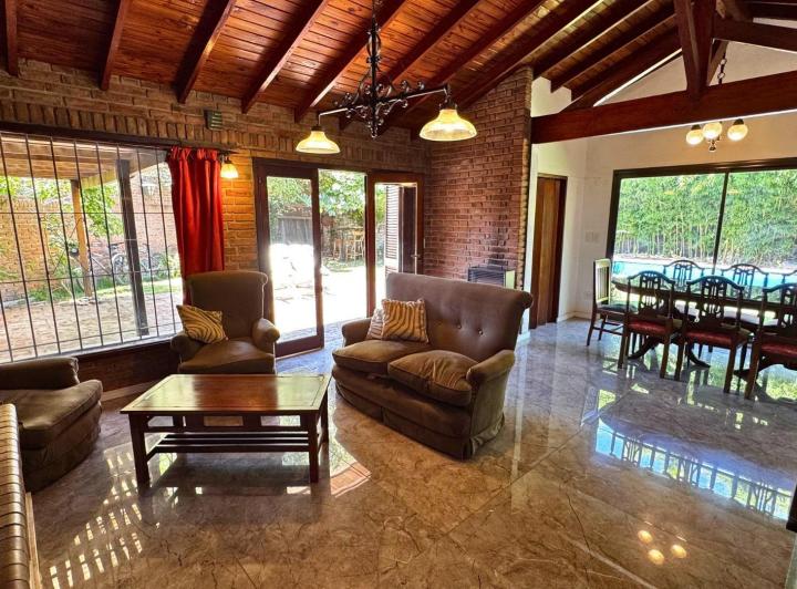 Casa · 240m² · 4 Ambientes · 2 Cocheras