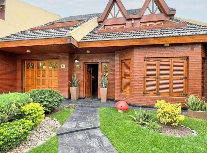 Casa · 220m² · 4 Ambientes · 1 Cochera