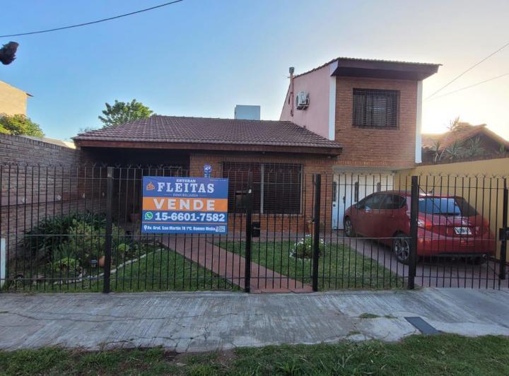 Casa · 220m² · 5 Ambientes · 3 Cocheras