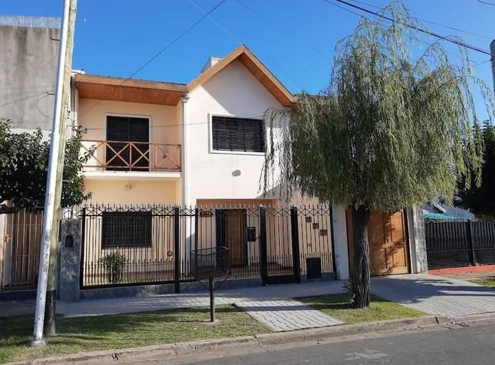 Casa · 180m² · 5 Ambientes · 2 Cocheras