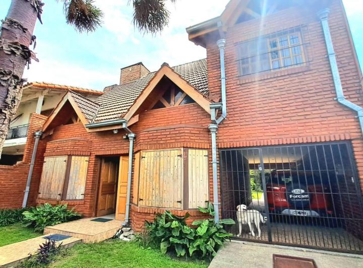 Casa · 300m² · 5 Ambientes · 3 Cocheras