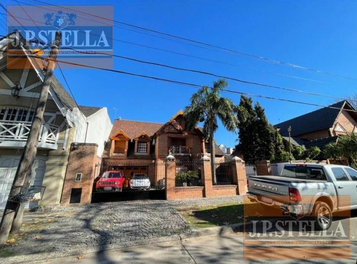 Casa · 484m² · 8 Ambientes · 2 Cocheras