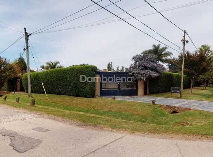 Casa · 200m² · 3 Ambientes · 2 Cocheras
