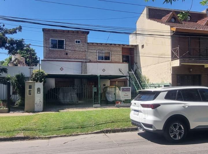 Casa · 220m² · 4 Ambientes · 2 Cocheras