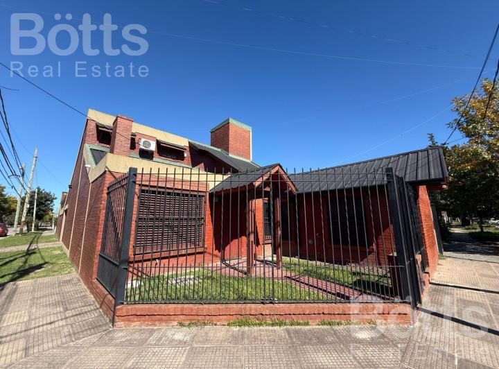 Casa · 235m² · 5 Ambientes · 2 Cocheras