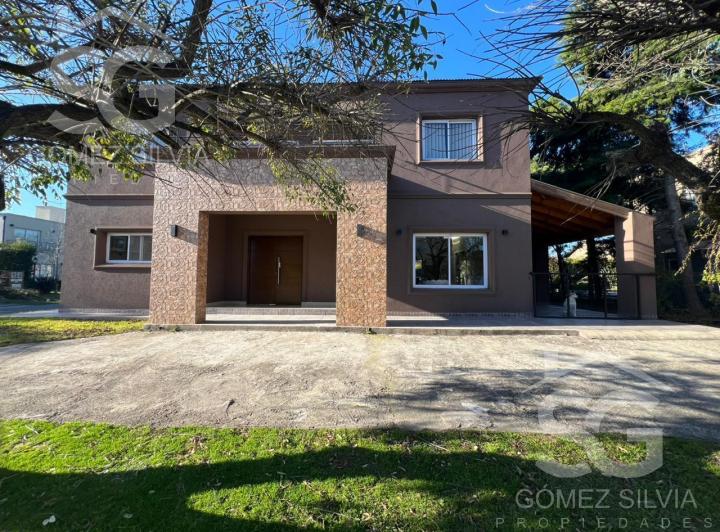 Casa · 210m² · 6 Ambientes · 2 Cocheras