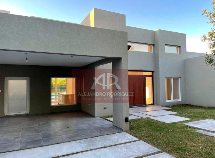 Casa · 220m² · 3 Dormitorios · 1 Cochera