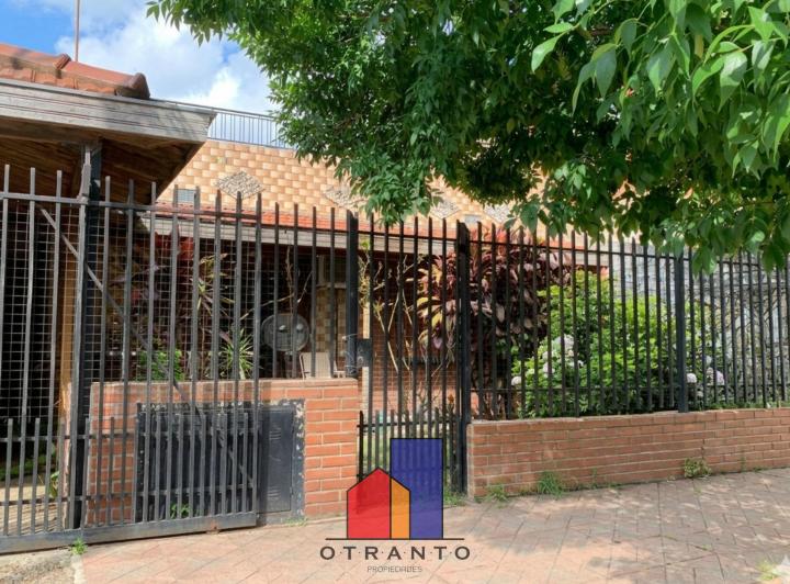 Casa · 90m² · 6 Ambientes · 1 Cochera