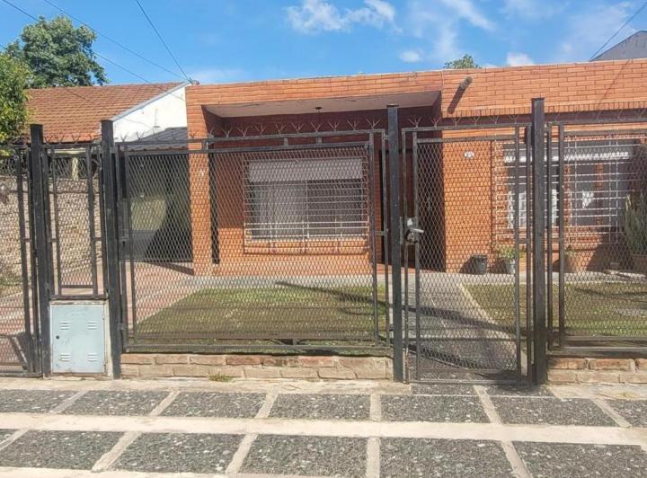 Casa · 110m² · 4 Ambientes · 2 Cocheras