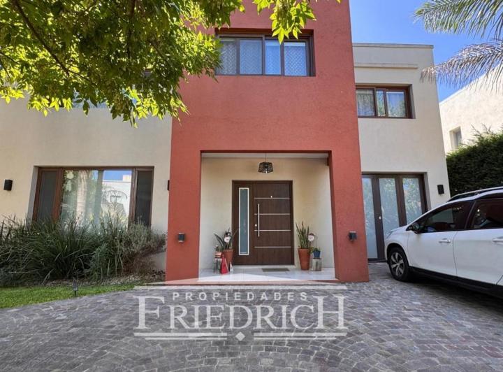 Casa · 294m² · 5 Ambientes · 6 Cocheras