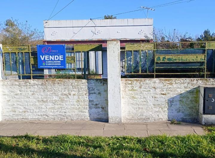 Casa · 400m² · 3 Ambientes · 2 Cocheras