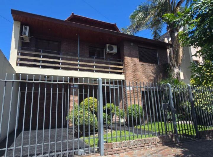 Casa · 290m² · 5 Ambientes · 3 Cocheras