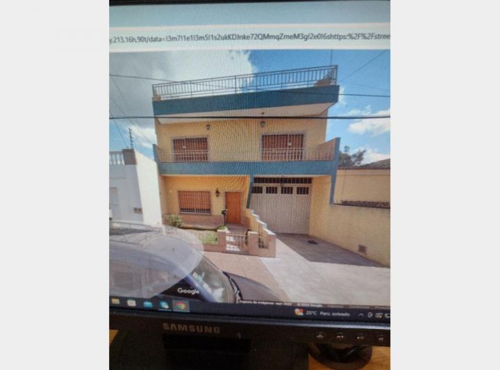 Casa · 225m² · 5 Ambientes · 2 Cocheras