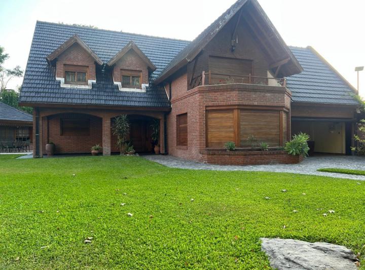 Casa · 350m² · 5 Ambientes · 5 Cocheras