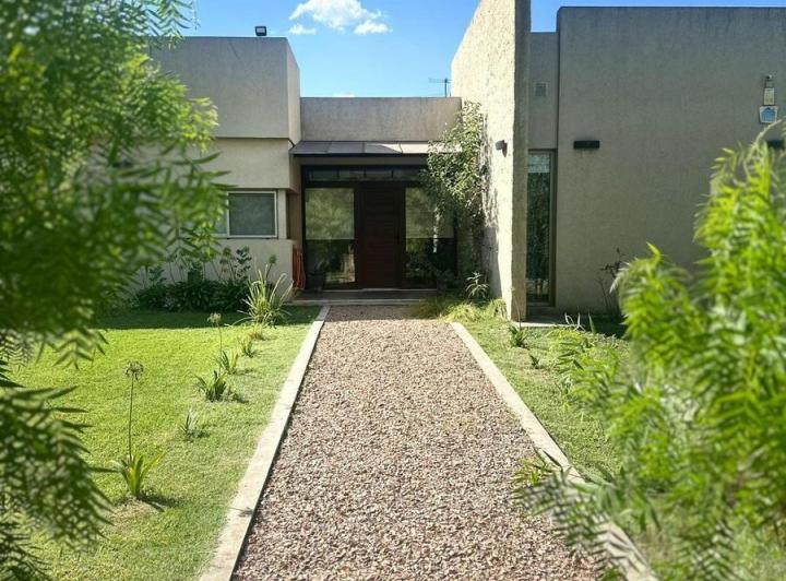 Casa · 236m² · 1 Ambiente · 2 Cocheras