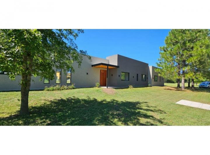 Casa · 165m² · 3 Dormitorios · 2 Cocheras
