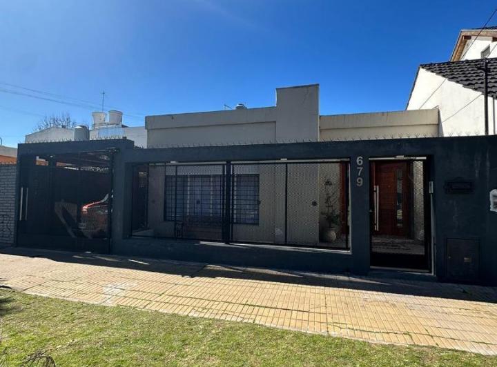 Casa · 160m² · 4 Ambientes · 1 Cochera