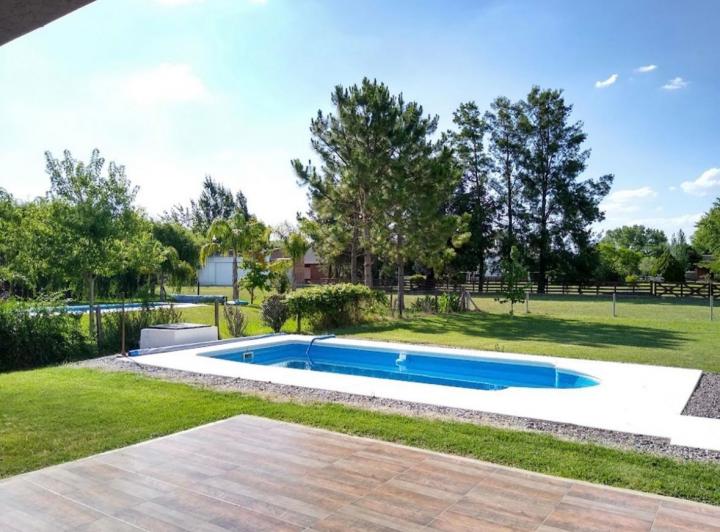 Casa · 140m² · 6 Ambientes · 4 Cocheras
