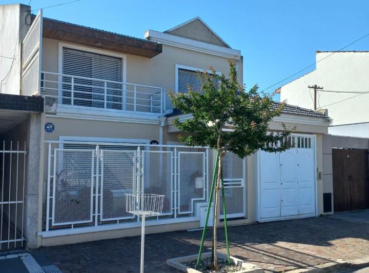 Casa · 300m² · 6 Ambientes · 2 Cocheras