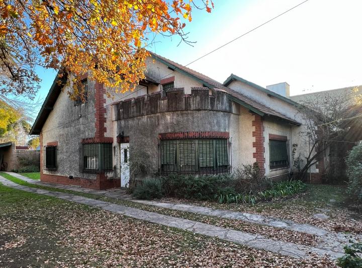 Casa · 220m² · 5 Ambientes · 2 Cocheras
