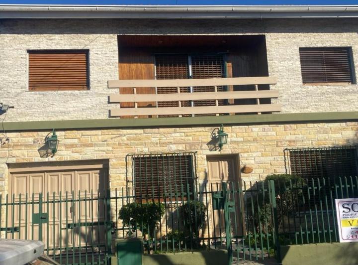 Casa · 200m² · 5 Ambientes · 2 Cocheras
