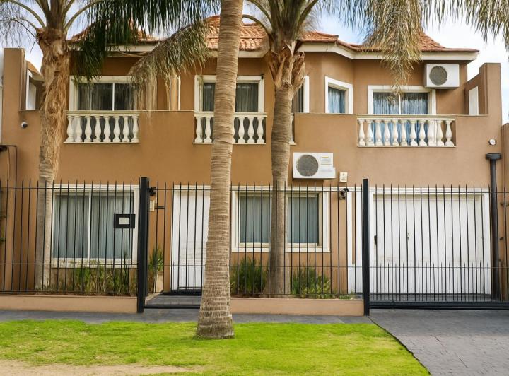 Casa · 250m² · 5 Ambientes · 2 Cocheras