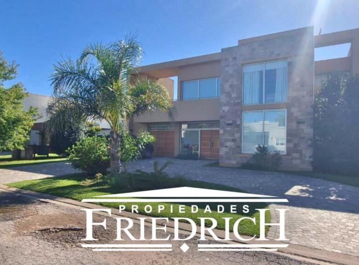 Casa · 300m² · 5 Ambientes