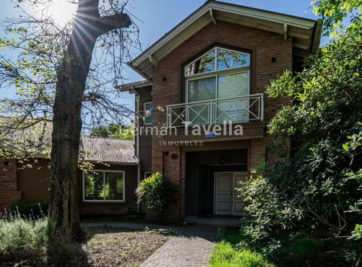 Casa · 272m² · 5 Ambientes · 1 Cochera