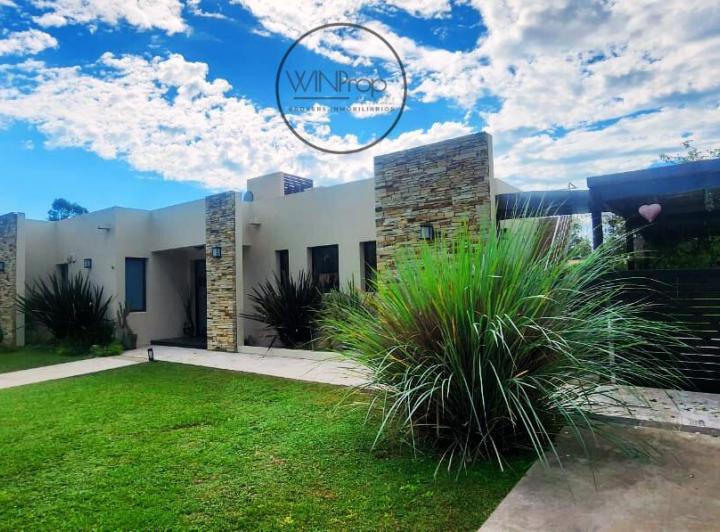 Casa · 250m² · 3 Dormitorios · 2 Cocheras
