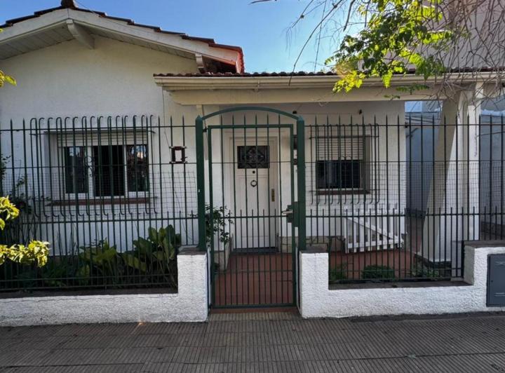 Casa · 85m² · 3 Ambientes · 2 Cocheras