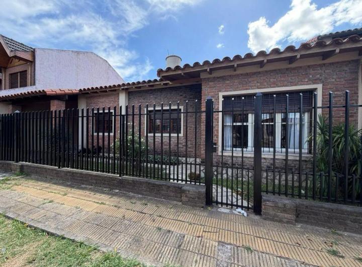 Casa · 220m² · 4 Ambientes · 1 Cochera