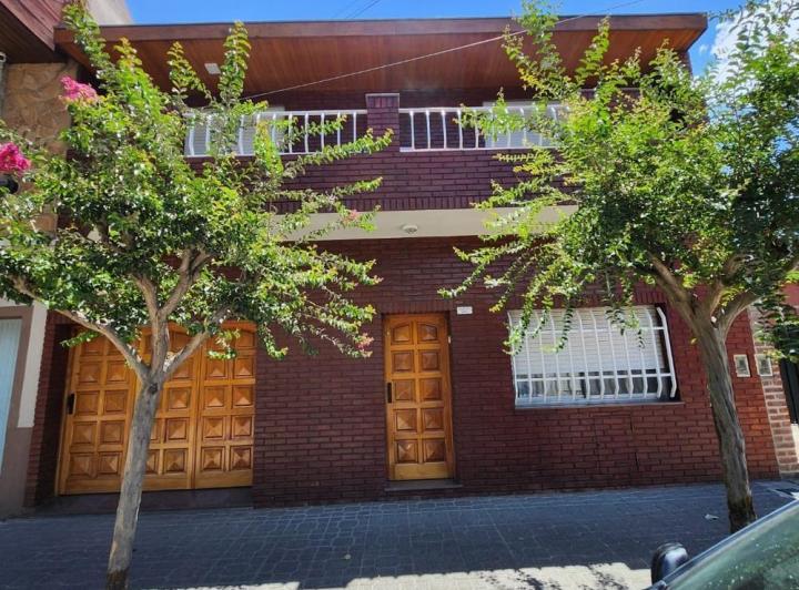 Casa · 5 Ambientes · 3 Cocheras