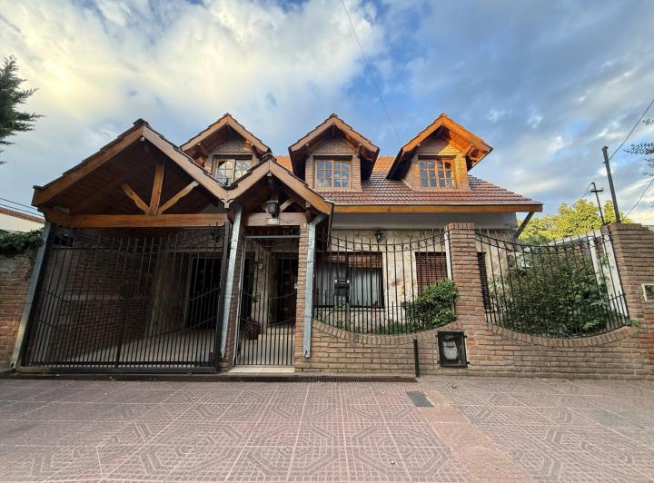 Casa · 230m² · 5 Ambientes