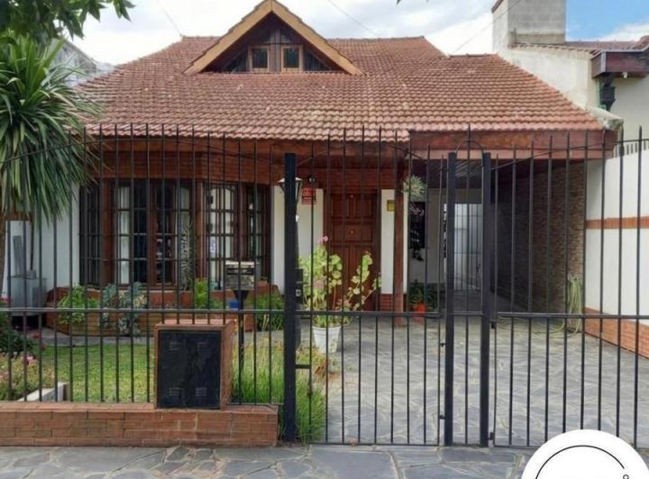 Casa · 225m² · 3 Ambientes · 2 Cocheras