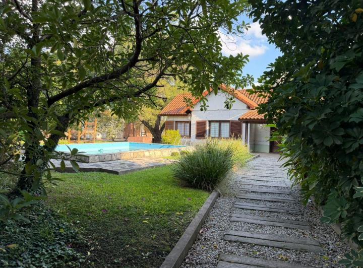 Casa · 240m² · 6 Ambientes · 1 Cochera