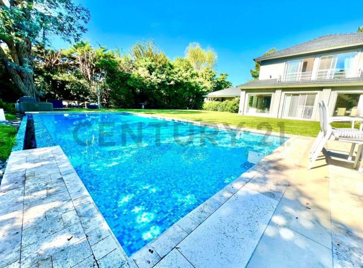 Casa · 388m² · 4 Ambientes · 4 Cocheras