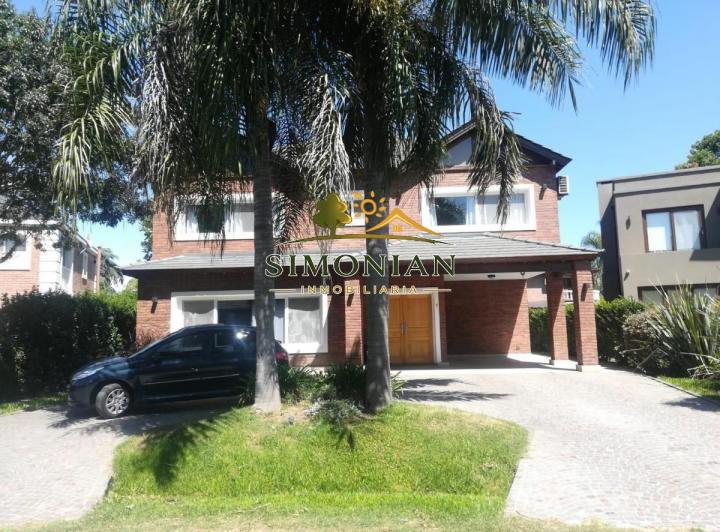 Casa · 240m² · 7 Ambientes · 1 Cochera