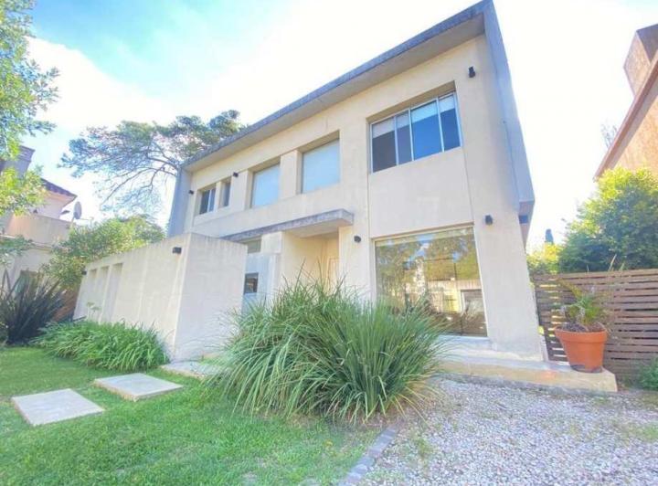 Casa · 240m² · 5 Ambientes · 2 Cocheras
