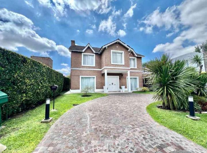 Casa · 190m² · 5 Ambientes · 1 Cochera