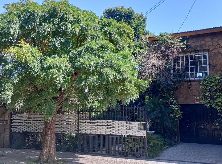 Casa · 200m² · 5 Ambientes · 1 Cochera